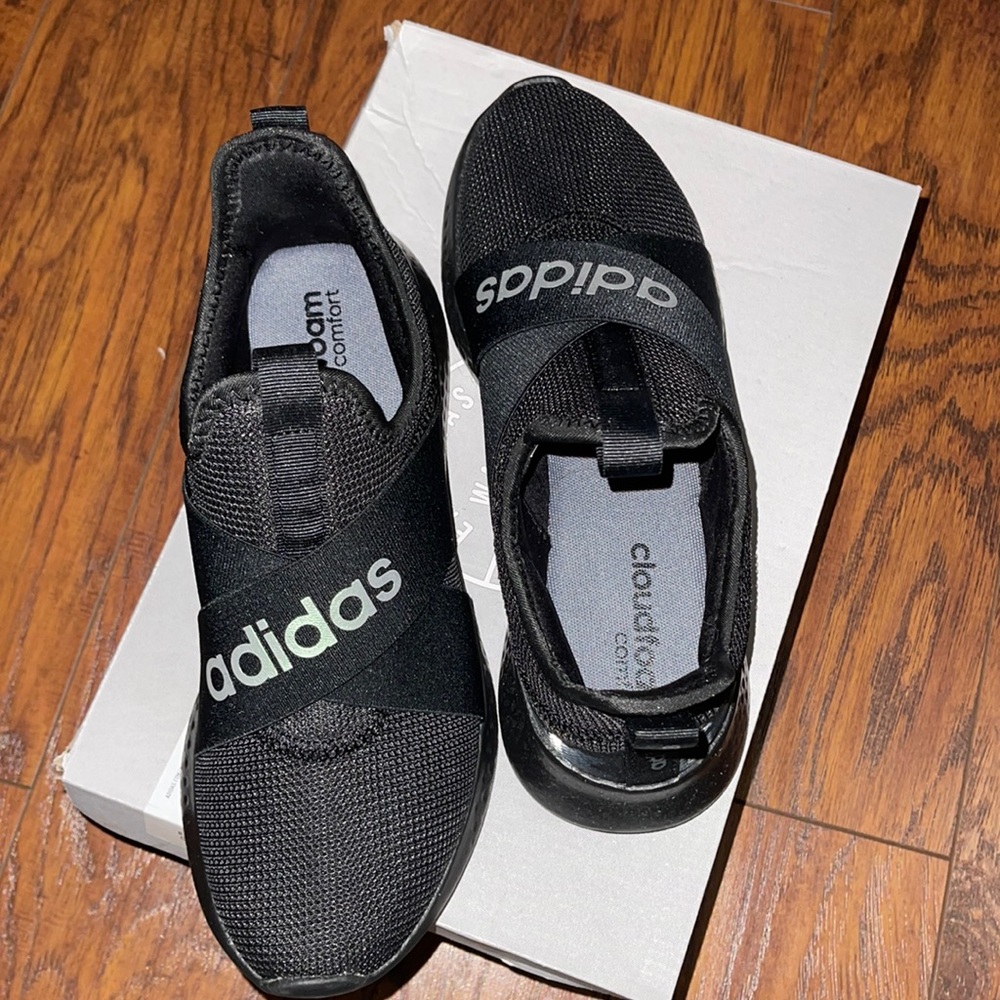 Adidas Sneaker (NEW)
